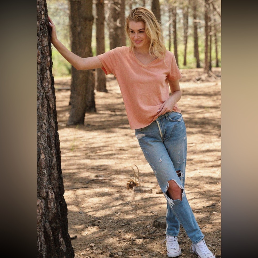PROMESA MINERAL WASH VNECK TEE ❤️NEW COLLECTION IN STORES❤️